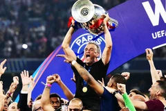 Luis Enrique trở thành HLV đầu tiên giành hai "cú ăn ba" với hai CLB khác nhau.