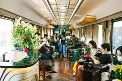 Du khách trải nghiệm chuyến tàu “Hoa phượng đỏ”.