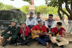 Văn công xung kích hát phục vụ các chiến sĩ tại đảo Trường Sa.