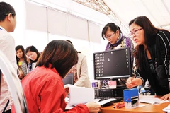 Doanh nghiệp làm thủ tục quyết toán tại Cục Thuế khu vực 1. Ảnh: BẮC SƠN