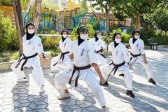 Một buổi tập luyện của ba chị em Jafari và các học viên. Ảnh: THE GUARDIAN