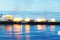 Một tàu hàng thương mại bị Houthi tấn công tại vịnh Aden. Ảnh: AFP