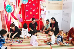 Trẻ tham gia trò chơi tại chương trình “Sắc hội trăng thu”. Ảnh: TẠ NHUNG 