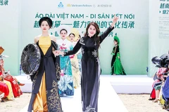Nhà thiết kế Hàn Phượng (áo dài đen bên phải) giới thiệu bộ sưu tập “Sắc núi”.