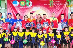 Học sinh điểm trường Tắk Pổ (xã Nam Trà My) vui Trung thu trong chương trình “Trăng yêu thương”.