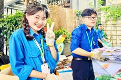 Các tình nguyện viên Green Life tham gia hoạt động “đổi rác lấy quà”.