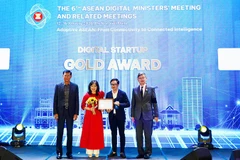Đại diện MedCAT nhận giải Vàng Giải thưởng Số ASEAN 2026. Ảnh: THỦY LINH