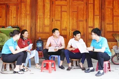 Cán bộ ngành BHXH vận động người tham gia BHXH tự nguyện.