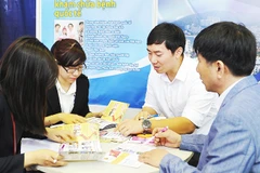 Tư vấn các tour du lịch kèm chữa bệnh cho du khách. Ảnh: NGUYỆT ANH