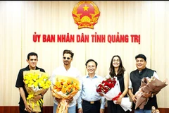 Lãnh đạo tỉnh Quảng Trị tặng hoa đoàn làm phim “Silla”.