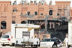 Tòa nhà tại Doha bị hư hại nặng sau cuộc không kích của Israel. Ảnh: AP
