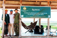 Tác giả Nguyễn Trường Sinh (ngoài cùng bên phải) tác nghiệp tại Anlung Pring, Kampot, Campuchia.
