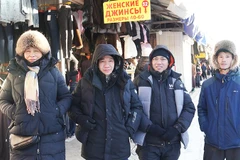 Chị Lâm Thị Hằng (ngoài cùng, bên trái) với những người đồng hương tại chợ Kirov.