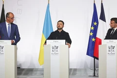 Tổng thống Ukraine Zelensky (giữa) họp báo cùng các nhà lãnh đạo EU sau Hội nghị. Ảnh: REUTERS