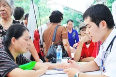 Người tham gia bảo hiểm xã hội sẽ yên tâm khi khám, chữa bệnh. Ảnh: BẮC SƠN