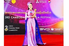 Đạo diễn kiêm nhà sản xuất Mai Thu Huyền nhận giải “Âm nhạc xuất sắc” cho phim “Đóa hoa mong manh”.