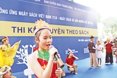 Thi kể chuyện theo sách. Ảnh: KHIẾU MINH