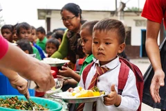Học sinh nhận khẩu phần ăn trưa tại một trường ở đông bắc Ấn Độ. Ảnh: NESFAS