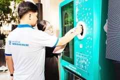 Sinh viên hào hứng trải nghiệm tại máy thu đổi chai nhựa, lon nhôm tự động.