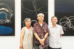 Từ phải qua: họa sĩ Lý Trực Sơn, Ca Lê Thắng và Nguyễn Bích Trâm (vợ họa sĩ Đào Minh Tri, thay mặt cho họa sĩ).