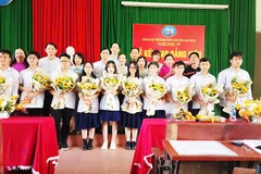 Chi bộ Toán - Tin, Đảng bộ Trường THPT chuyên Lam Sơn tổ chức kết nạp đảng viên cho học sinh ưu tú.