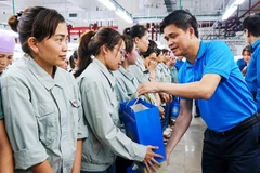 Ông Ngọ Duy Hiểu, Phó Chủ tịch Tổng LĐLĐ Việt Nam thăm và tặng quà Tết cho công nhân lao động.