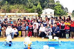 Trẻ em hân hoan đón chào những tấm lòng nhân ái của bà con miền xuôi gửi đến miền núi.