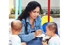 Diễn viên điện ảnh Vân Thanh giúp đỡ trẻ em mồ côi, khuyết tật. Ảnh: Nhân vật cung cấp