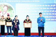 Lò Chúc Chi nhận bằng khen của Trung ương Đoàn TNCS Hồ Chí Minh về khởi nghiệp năm 2025.