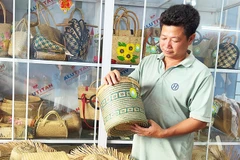 Anh Lý Hoàng Bảo giới thiệu các sản phẩm OCOP của Hợp tác xã.