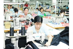 Người lao động không có quyền quyết định mức đóng của mình, khoản đóng BHXH hoàn toàn phụ thuộc mức lương được ghi trong hợp đồng lao động. Ảnh: HẢI NAM