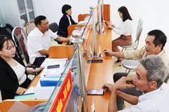 Cán bộ, công chức xã Tây Hồ (huyện Thọ Xuân, tỉnh Thanh Hóa) giải quyết thủ tục hành chính cho người dân. Ảnh: ANH QUÂN