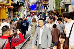 Cà-phê đường tàu đã là nơi quen thuộc với nhiều du khách nước ngoài khi đến Hà Nội. Ảnh: HẢI ANH