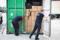 Cảnh sát kiểm tra một container nghi chứa ma túy tại cảng Antwerp. Ảnh: GETTYIMAGES