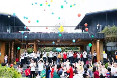 Nhiều trẻ mắc chứng tự kỷ vui chơi với người thân tại khu vực Amehouse mà vợ chồng Vân Anh đã lập ra.