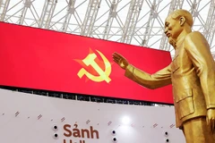 Tượng Chủ tịch Hồ Chí Minh trong khu Triển lãm chuyên đề “95 năm Cờ Đảng soi đường”. Ảnh: KHIẾU MINH