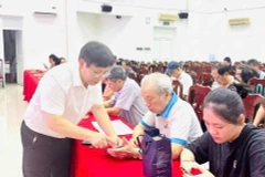 Hướng dẫn tri thức, kỹ năng số cho người cao tuổi.