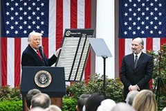 Tổng thống Trump (trái) công bố bảng thuế đối ứng với các nước hồi tháng 4 vừa qua. Ảnh: AFP