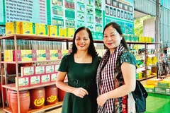 Nghệ nhân trà Nguyễn Thị Hải (bên trái) và nhà báo Nguyễn Minh Hằng, báo Thái Nguyên. 