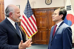 Bộ trưởng Yeo Han Koo (phải) và người đồng cấp Mỹ Howard Lutnick. Ảnh: Yonhap News