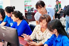 Đoàn viên, thanh niên hỗ trợ người dân thực hiện thủ tục tại Trung tâm Hành chính công phường Phú Nhuận, Thành phố Hồ Chí Minh.