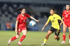 Pha bóng trong trận nữ Việt Nam thắng nữ Malaysia. Ảnh: ĐỨC ĐỒNG