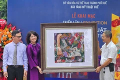 Nhà sưu tập Nguyễn Hữu Hoàng (bên phải), trao tặng tác phẩm “Không tên” của họa sĩ Phạm Lực cho Bảo tàng Mỹ thuật Huế.