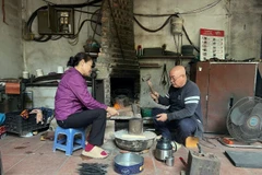 Vợ chồng ông Tùng ở xưởng rèn dao kéo.