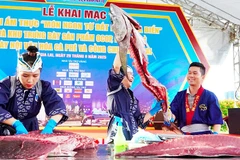 Chế biến cá ngừ đại dương tại một chương trình ẩm thực.