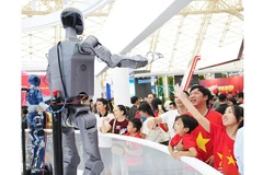 Khách tham quan tương tác với robot do các kỹ sư Việt Nam chế tạo.