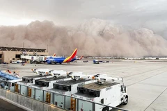 Haboob quét qua sân bay Phoenix. Ảnh: AP