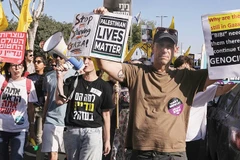 Người dân Israel tuần hành kêu gọi hòa bình. Ảnh: The New York Times