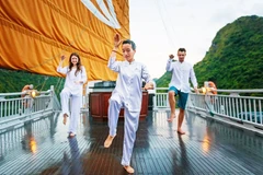 Hướng dẫn khách nước ngoài tập Thái cực quyền trên du thuyền ở Hạ Long.