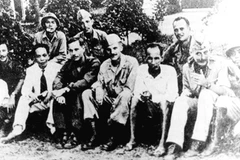 Chủ tịch Hồ Chí Minh chụp ảnh lưu niệm với các sĩ quan OSS tại Hà Nội tháng 9/1945. Ảnh tư liệu